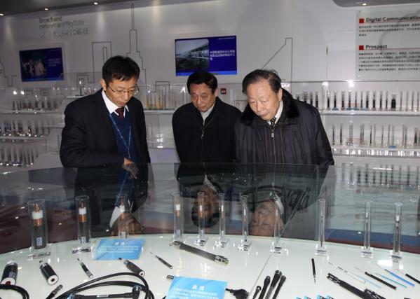      评审组一行参观亨通展厅  